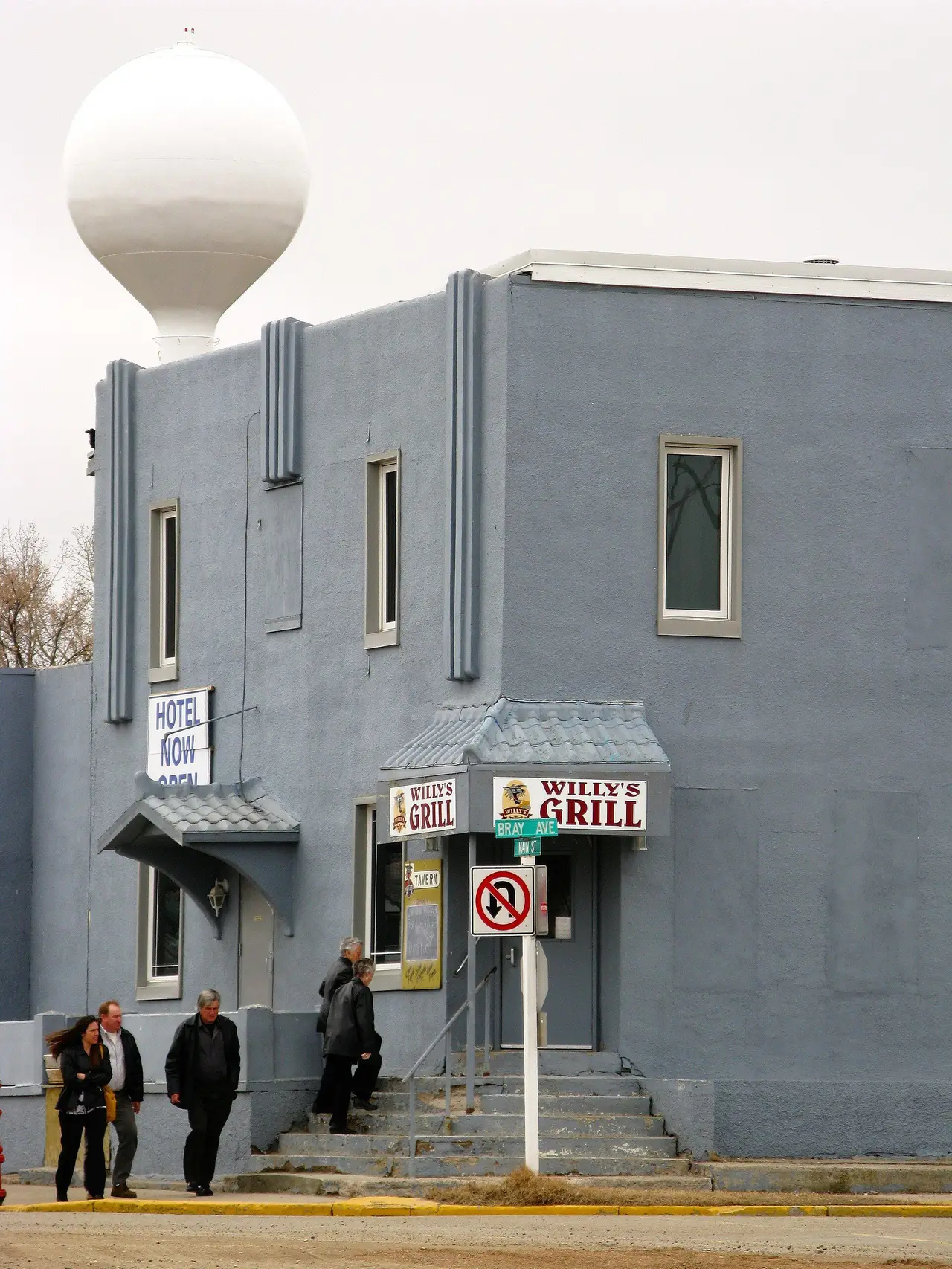 Willy's Grill and hotel with water tower, 2008