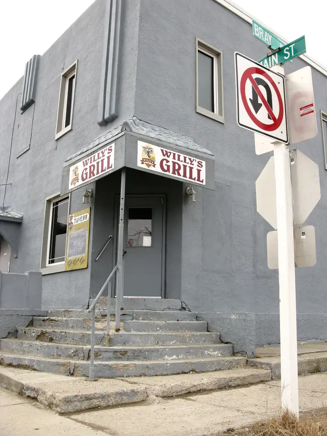 Willy's Grill tavern at Main Street and Bray Street